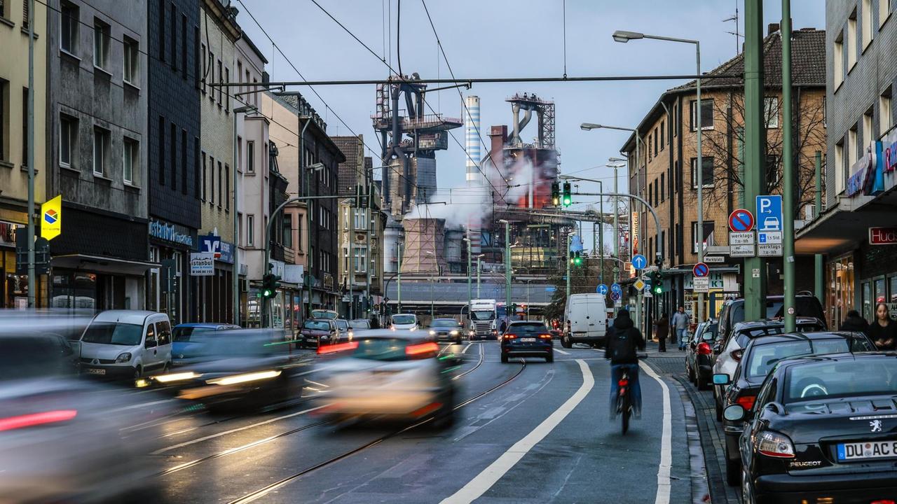 Eine verkehrsreiche Straße lässt im Hintergrund des Blick frei auf ein ThyssenKrupp Stahlwerk in Duisburg-Bruckhausen. Eine verkehrsreiche Straße lässt im Hintergrund des Blick frei auf ein ThyssenKrupp Stahlwerk in Duisburg-Bruckhausen.