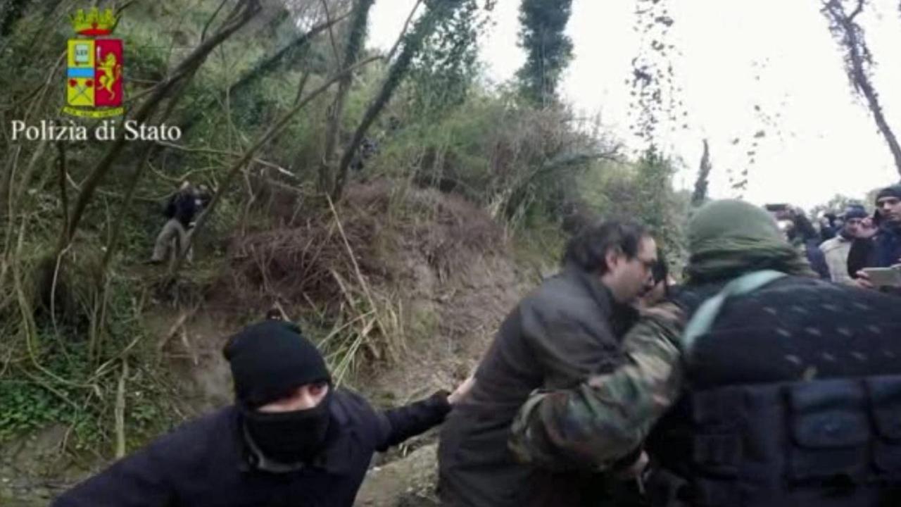 Auf einem Video der italienischen Polizei wird die Festnahme von zwei Mafia-Bossen gezeigt. Auf einem Video der italienischen Polizei wird die Festnahme von zwei Mafia-Bossen gezeigt.