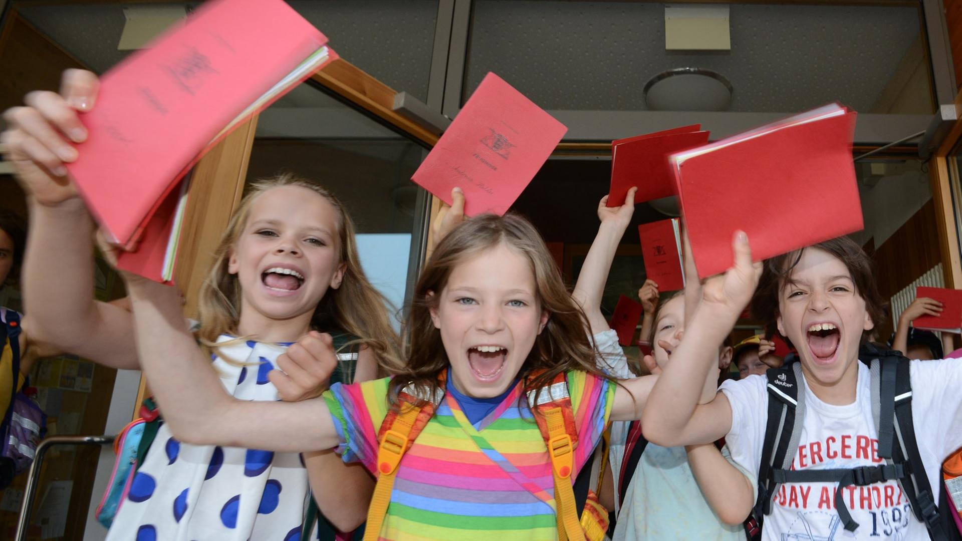 Letzter Schultag vor den Ferien, letzte Chance für Paul, Nina anzusprechen. Letzter Schultag vor den Ferien, letzte Chance für Paul, Nina anzusprechen.