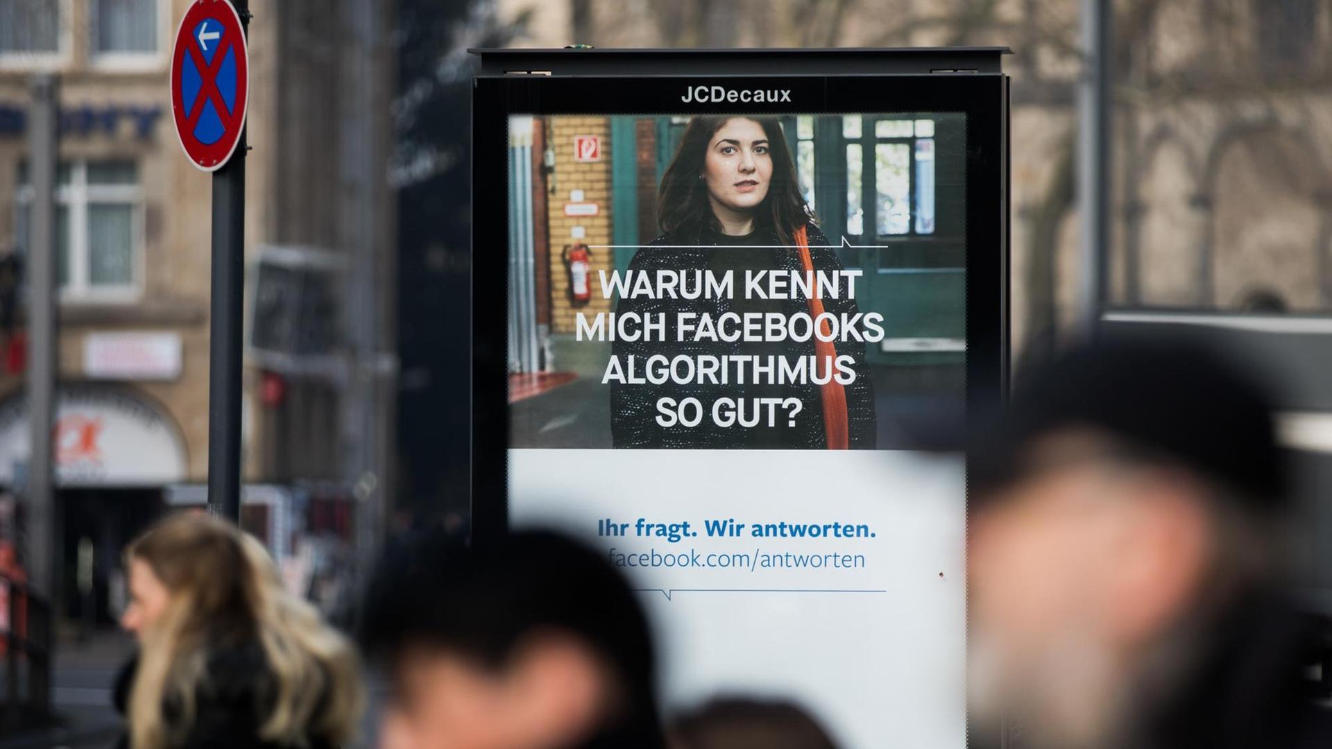 Menschen passieren im März 2018 in Köln ein Werbeplakat von Facebook mit dem Spruch "Warum kennt mich Facebooks Algorithmus so gut?". Menschen passieren im März 2018 in Köln ein Werbeplakat von Facebook mit dem Spruch "Warum kennt mich Facebooks Algorithmus so gut?".