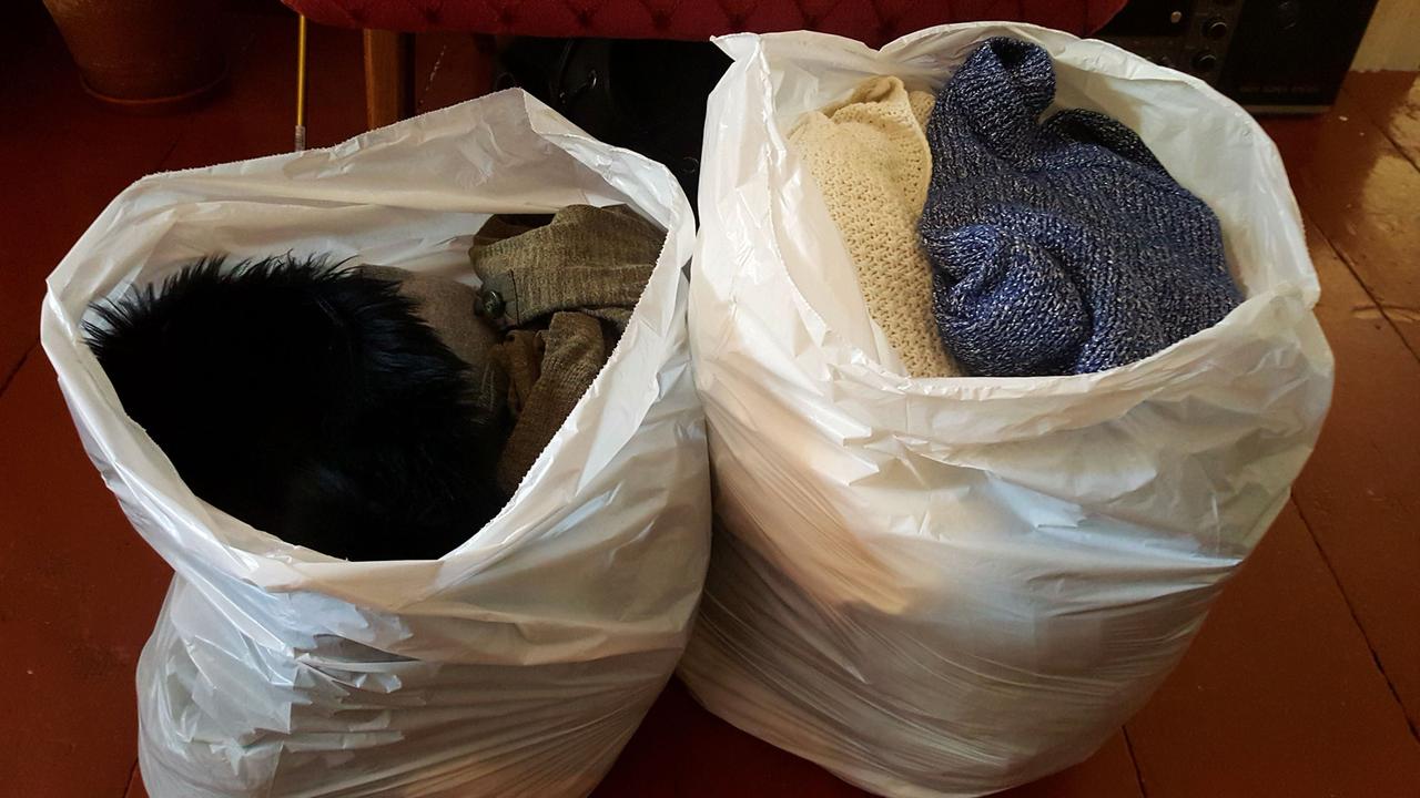 Volle Tüten mit Kleidungsstücken, die unsere Autorin nicht mehr braucht. Volle Tüten mit Kleidungsstücken, die unsere Autorin nicht mehr braucht.