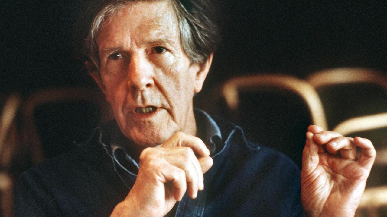 Der amerikanische Komponist und Schriftsteller John Cage am 29. April 1982 in den Stuhlreihen des Frankfurter Theaters am Turm. 