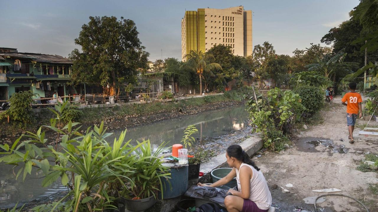 Der Kampung Tongkol ist eines von vielen kleinen Dörfchen am Ciliwung Fluß in Jakarta. Die Regierung möchte die Menschen in Hochhäuser umsiedeln. Der Kampung Tongkol ist eines von vielen kleinen Dörfchen am Ciliwung Fluß in Jakarta. Die Regierung möchte die Menschen in Hochhäuser umsiedeln.