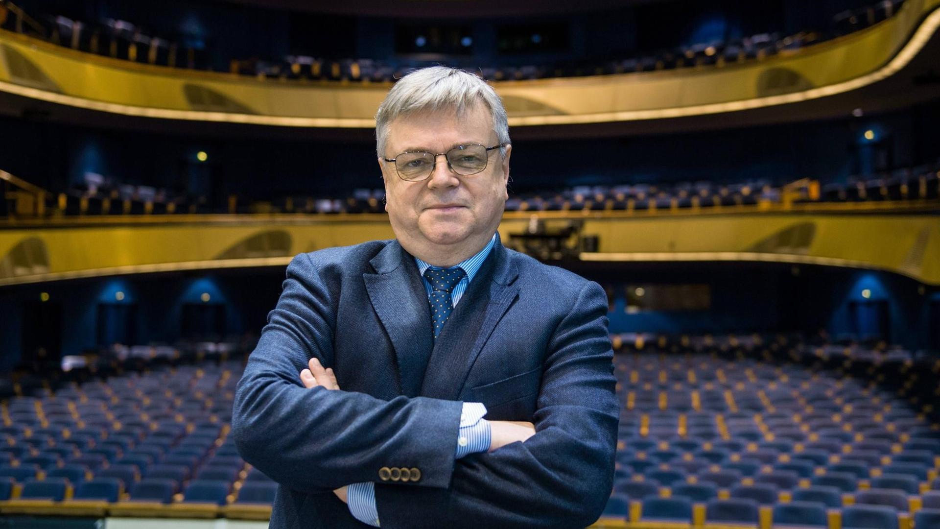 Der Intendant der Oper Frankfurt, Bernd Loebe, auf der Bühne seines Hauses. Der Intendant der Oper Frankfurt, Bernd Loebe, auf der Bühne seines Hauses.