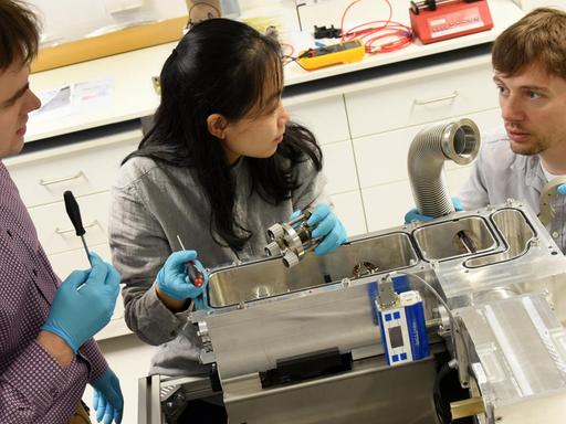 Am Wilhelm-Ostwald-Institut für Physikalische und Theoretische Chemie der Universität Leipzig arbeitet der 33-jährige Chemiker Dr. Jonas Warneke mit den Mitgliedern seiner Nachwuchsforschergruppe, der Chemikerin Ziyan Warneke und Dipl. Physiker Harald Knorke (l-r) an einem Ionen-Depositions Instrument zum Abscheiden gasförmiger Ionen auf Oberflächen.