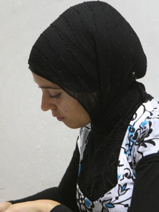 Muslimische Schülerin schreibt beim Unterricht an einer Berliner Gesamtschule mit.