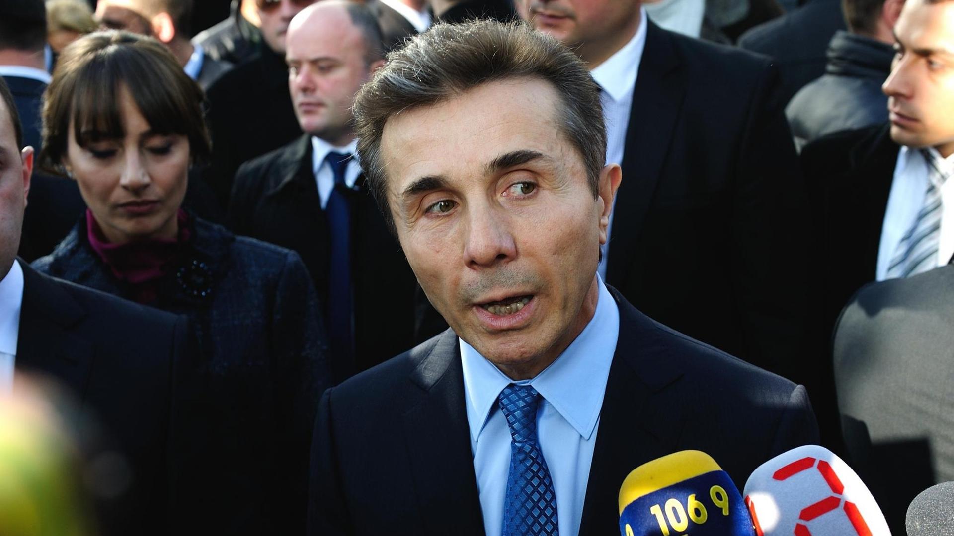 Bidsina Iwanischwili, Milliardär und Gründer der Partei Georgischer Traum, hier 2013, kurz nach seiner Zeit als Ministerpräsident Bidsina Iwanischwili, Milliardär und Gründer der Partei Georgischer Traum, hier 2013, kurz nach seiner Zeit als Ministerpräsident