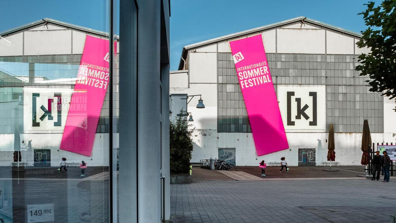 Ein Transparent mit dem Logo des Kampnagel Sommerfestivals 2016 hängt am 09.08.2016 in Hamburg auf dem Gelände der Kampnagelfabrik im Eingangsbereich an der Halle K6.