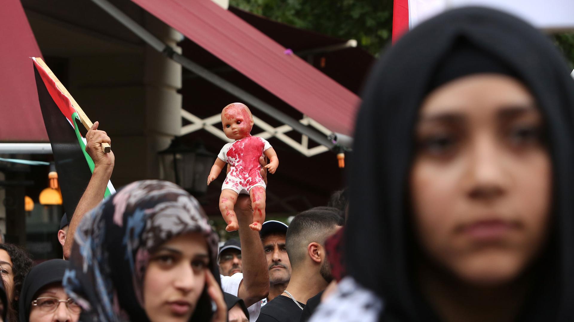 Pro-palästinensische Demonstranten nehmen in Berlin an einer Kundgebung zum Al-Kuds-Tag teil, um ihre Solidarität mit den Palästinensern im Nahost-Konflikt auszudrücken Pro-palästinensische Demonstranten nehmen in Berlin an einer Kundgebung zum Al-Kuds-Tag teil, um ihre Solidarität mit den Palästinensern im Nahost-Konflikt auszudrücken
