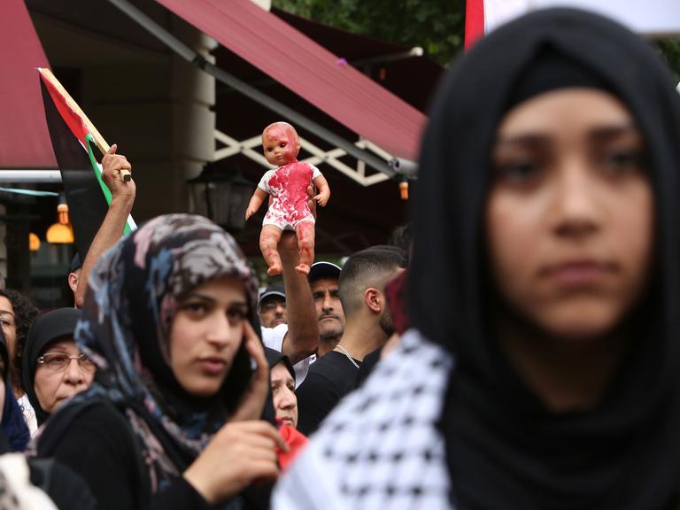 Pro-palästinensische Demonstranten nehmen in Berlin an einer Kundgebung zum Al-Kuds-Tag teil, um ihre Solidarität mit den Palästinensern im Nahost-Konflikt auszudrücken