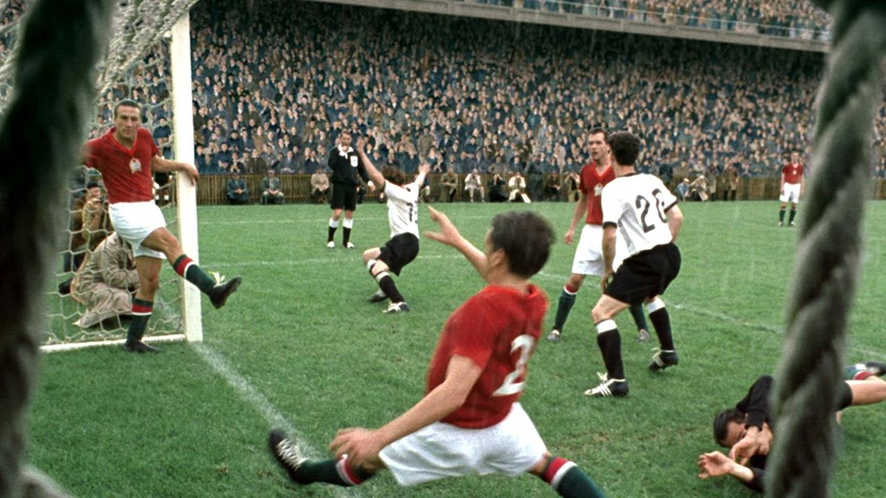 Die deutsche Fußball-Nationalmannschaft erzielt im neuen Kinofilm "Das Wunder von Bern" im WM-Finale am 4. Juli 1954 im Berner Wankdorfstadion einen Treffer (Szenenfoto). Im Mittelpunkt des Films steht der 11-jährige Matthias. Sein Idol ist der in der Nachbarschaft lebende Nationalspieler Helmut Rahn. Der Stürmer-Star ist für den Jungen auch Ersatz für den Vater, der in sowjetischer Kriegsgefangenschaft ist. Als dieser gebrochen heimkehrt, bringt er dem Sohn und dessen Freundschaft mit dem von allen nur "Boss" genannten Kicker kein Verständnis entgegen. Doch die Leidenschaft des Jungen für das Spiel auf dem Rasen bewirkt eine Wandlung des Vaters. Der überrascht Matthias schließlich damit, dass dieser das Endspiel auf besondere Weise erleben kann Die deutsche Fußball-Nationalmannschaft erzielt im neuen Kinofilm "Das Wunder von Bern" im WM-Finale am 4. Juli 1954 im Berner Wankdorfstadion einen Treffer (Szenenfoto). Im Mittelpunkt des Films steht der 11-jährige Matthias. Sein Idol ist der in der Nachbarschaft lebende Nationalspieler Helmut Rahn. Der Stürmer-Star ist für den Jungen auch Ersatz für den Vater, der in sowjetischer Kriegsgefangenschaft ist. Als dieser gebrochen heimkehrt, bringt er dem Sohn und dessen Freundschaft mit dem von allen nur "Boss" genannten Kicker kein Verständnis entgegen. Doch die Leidenschaft des Jungen für das Spiel auf dem Rasen bewirkt eine Wandlung des Vaters. Der überrascht Matthias schließlich damit, dass dieser das Endspiel auf besondere Weise erleben kann
