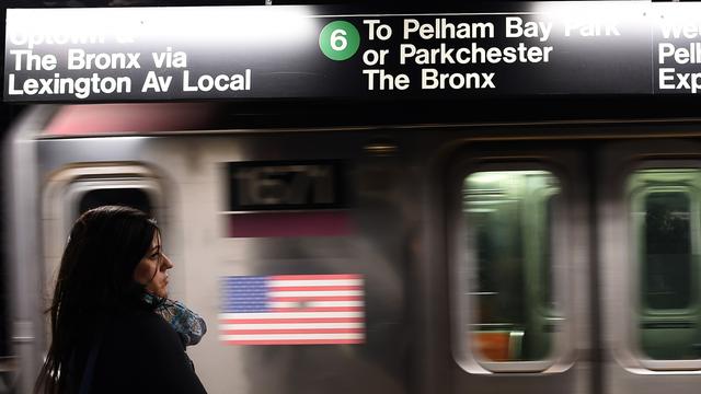 Eine Frau wartet am 25.9.2014 auf ihre U-Bahn in einer Subway-Haltestelle von New York.