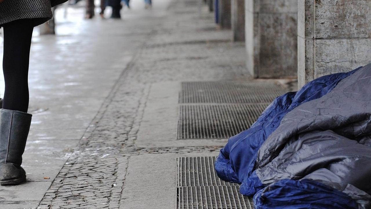 Ein Obdachloser liegt am 24.01.2013 in Berlin am Bahnhof Zoo auf dem Boden