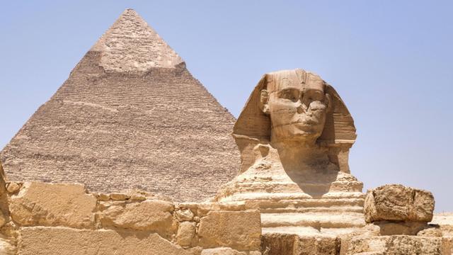 Große Sphinx von Gizeh in Ägypten mit der Chephren-Pyramide.
