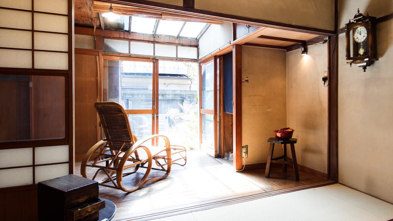 Reborn Homes Through My Voice - Tokyo 2017. Zu sehen: Ein japansich anmutendes Zimmer mit einem Schaukelstuhl und einem großen Fenster. Reborn Homes Through My Voice - Tokyo 2017. Zu sehen: Ein japansich anmutendes Zimmer mit einem Schaukelstuhl und einem großen Fenster.
