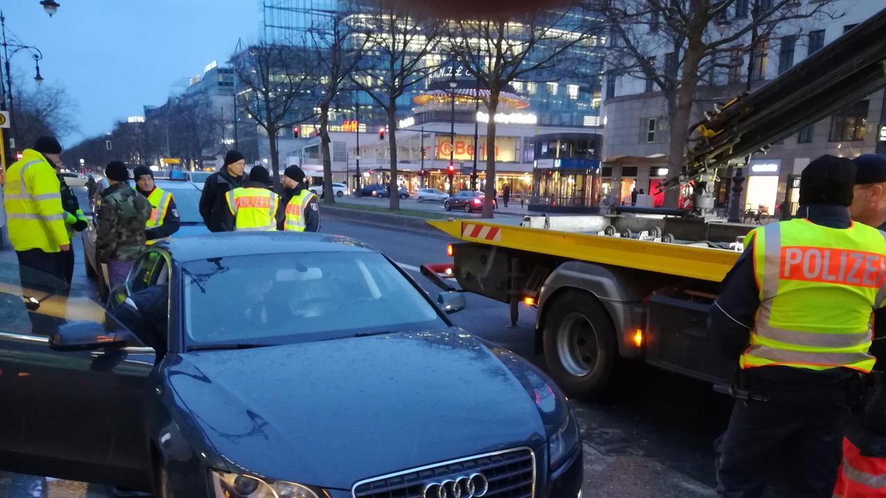 Einsatz gegen Raser und "Profilierer" in Berlin: Polizei lässt Auto abschleppen Einsatz gegen Raser und "Profilierer" in Berlin: Polizei lässt Auto abschleppen