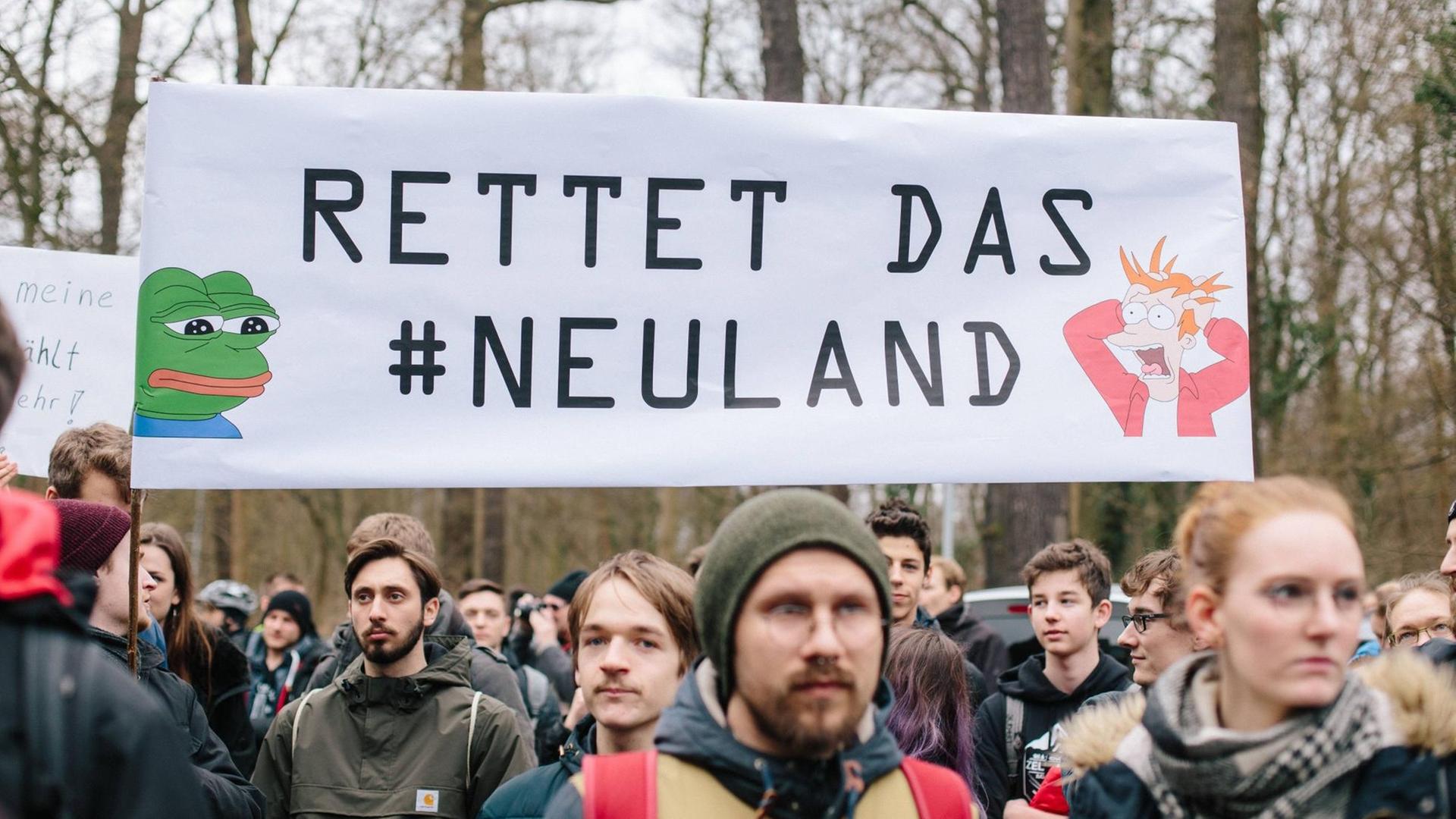 Demonstration gegen EU-Urheberrechtsreform und Uploadfilter nach Artikel 13 - Mehrere hundert Personen sind nach spontanen Aufrufen im Internet, vor der Landeszentrale der CDU Niedersachsen auf die Strasse gegangen. Die vor allem jungen Menschen, demonstrierten mit Schildern gegen den Uploadfilter und Artikel 13 der europäischen Urheberrechtsreform. Demonstration gegen EU-Urheberrechtsreform und Uploadfilter nach Artikel 13 - Mehrere hundert Personen sind nach spontanen Aufrufen im Internet, vor der Landeszentrale der CDU Niedersachsen auf die Strasse gegangen. Die vor allem jungen Menschen, demonstrierten mit Schildern gegen den Uploadfilter und Artikel 13 der europäischen Urheberrechtsreform.