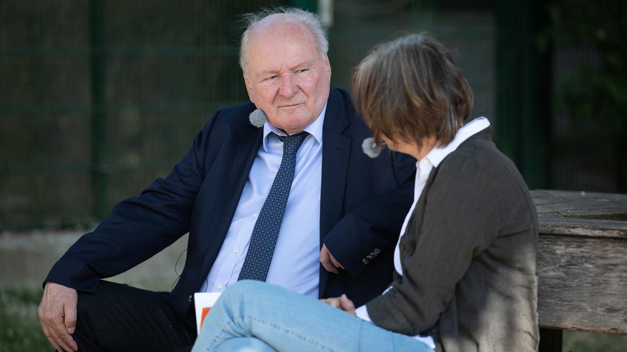 Claus Hipp im Gespräch mit Renate Schönfelder. Der Hof der Familie gilt als Musterbetrieb für biologischen Landbau. Gezielt wird die Artenvielfalt gefördert, erzählt Hipp, denn 83 Prozent der Pflanzen hängen von der Biene ab. Claus Hipp im Gespräch mit Renate Schönfelder. Der Hof der Familie gilt als Musterbetrieb für biologischen Landbau. Gezielt wird die Artenvielfalt gefördert, erzählt Hipp, denn 83 Prozent der Pflanzen hängen von der Biene ab.