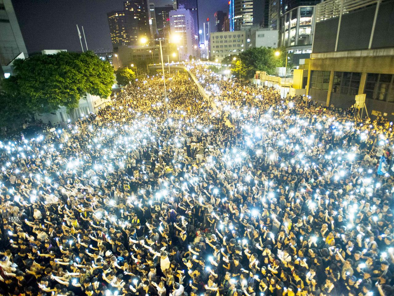 Zehntausende Menschen demonstrieren in Hongkong für mehr Demokratie. Zehntausende Menschen demonstrieren in Hongkong für mehr Demokratie.