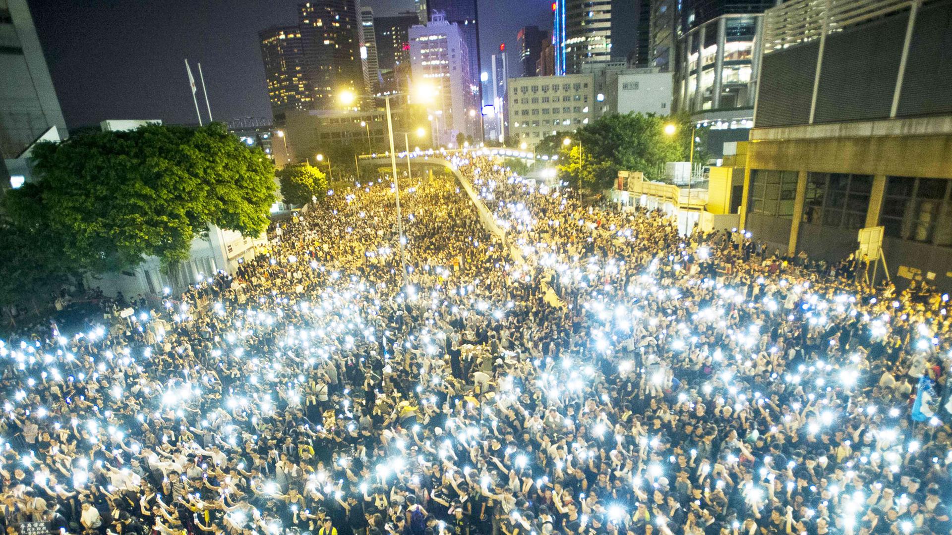 Zehntausende Menschen demonstrieren in Hongkong für mehr Demokratie. Zehntausende Menschen demonstrieren in Hongkong für mehr Demokratie.