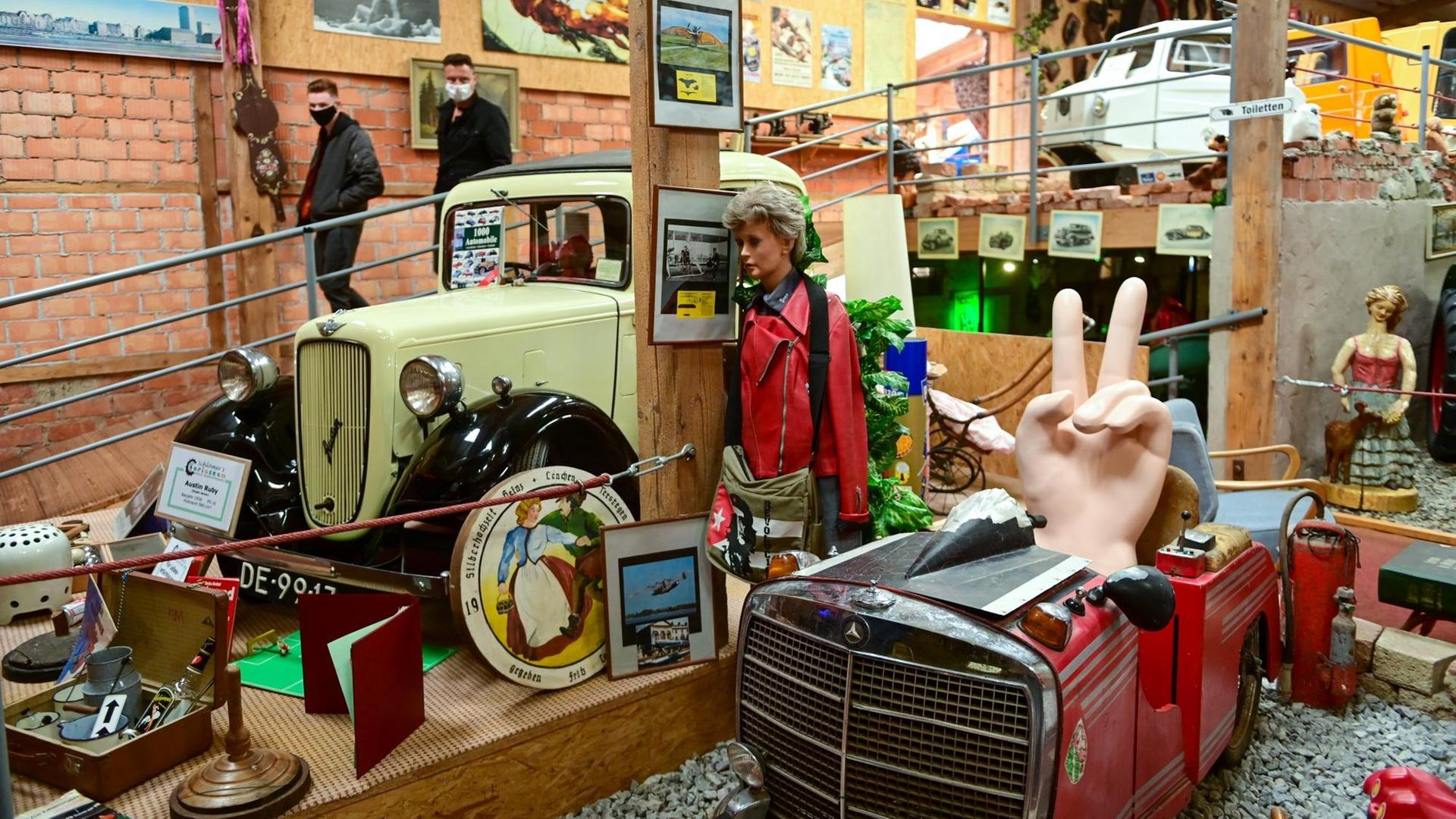 Das Curiosum in Willingen ist ein Museum, in dem nur seltsame und ungewöhnliche Dinge zu betrachten sind. Absurd kleine Affen, Schaukästen mit menschlichen Zähnen und eigenartige Figuren. Das Curiosum in Willingen ist ein Museum, in dem nur seltsame und ungewöhnliche Dinge zu betrachten sind. Absurd kleine Affen, Schaukästen mit menschlichen Zähnen und eigenartige Figuren.
