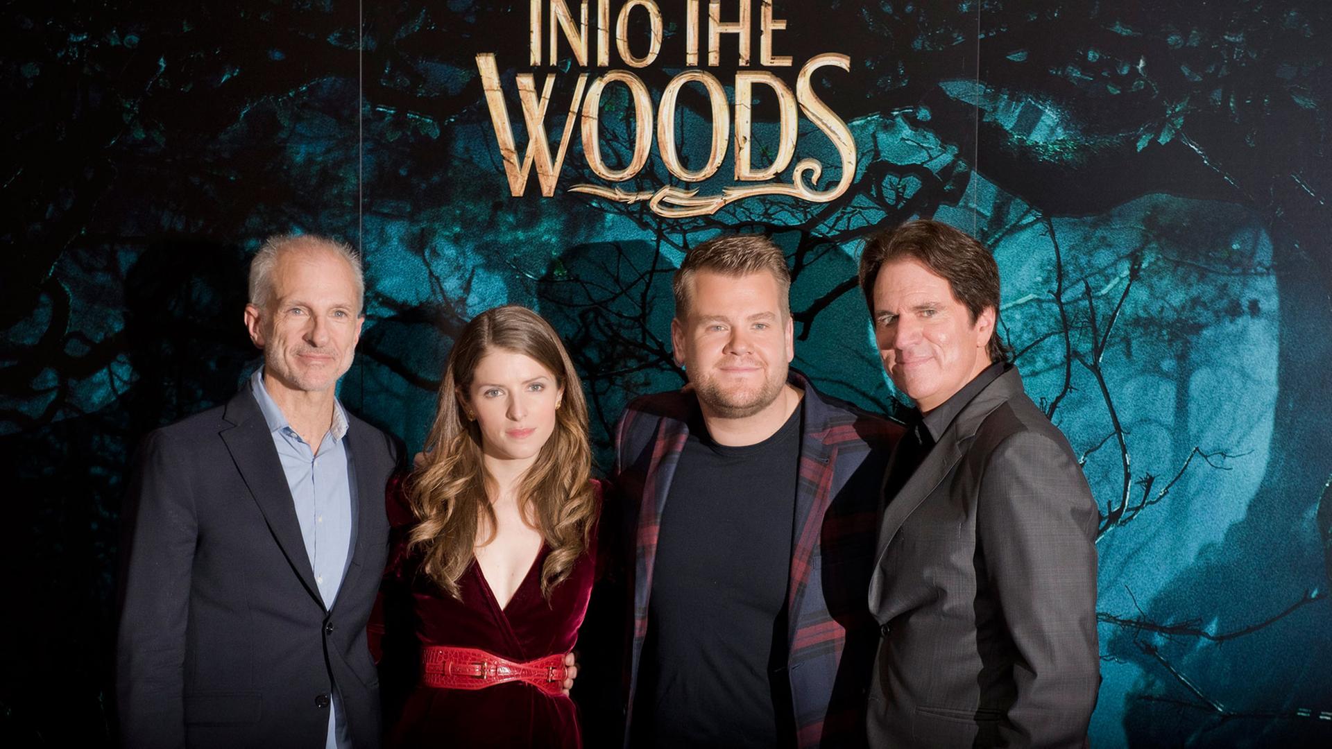 Der US-Produzent John DeLuca, die US-Schauspielerin Anna Kendrick, der britische Schauspieler James Corden und der US-Regisseur Rob Marshall posieren vor einem Filmplakat von "Into the Woods" am 12.12.2014 in London. Der US-Produzent John DeLuca, die US-Schauspielerin Anna Kendrick, der britische Schauspieler James Corden und der US-Regisseur Rob Marshall posieren vor einem Filmplakat von "Into the Woods" am 12.12.2014 in London.