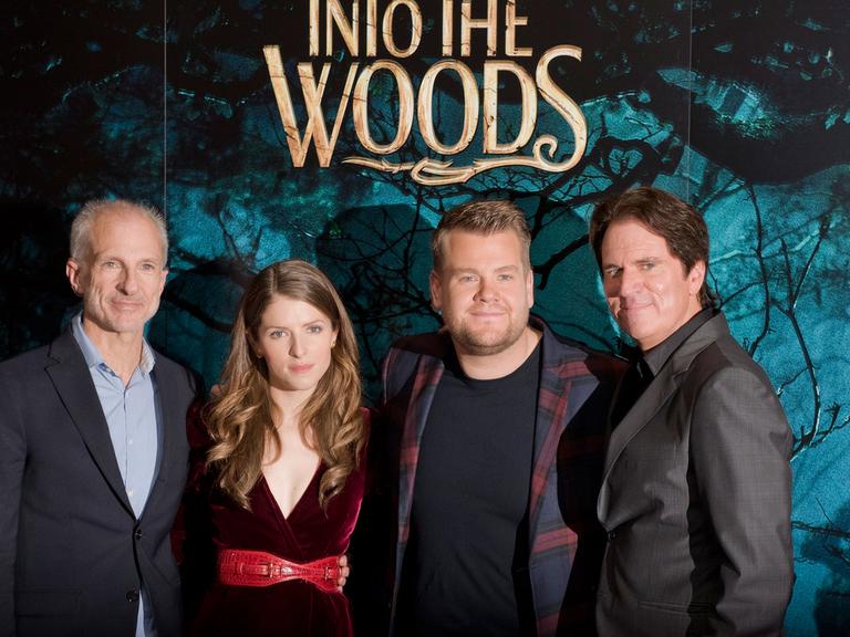 Der US-Produzent John DeLuca, die US-Schauspielerin Anna Kendrick, der britische Schauspieler James Corden und der US-Regisseur Rob Marshall posieren vor einem Filmplakat von "Into the Woods" am 12.12.2014 in London.