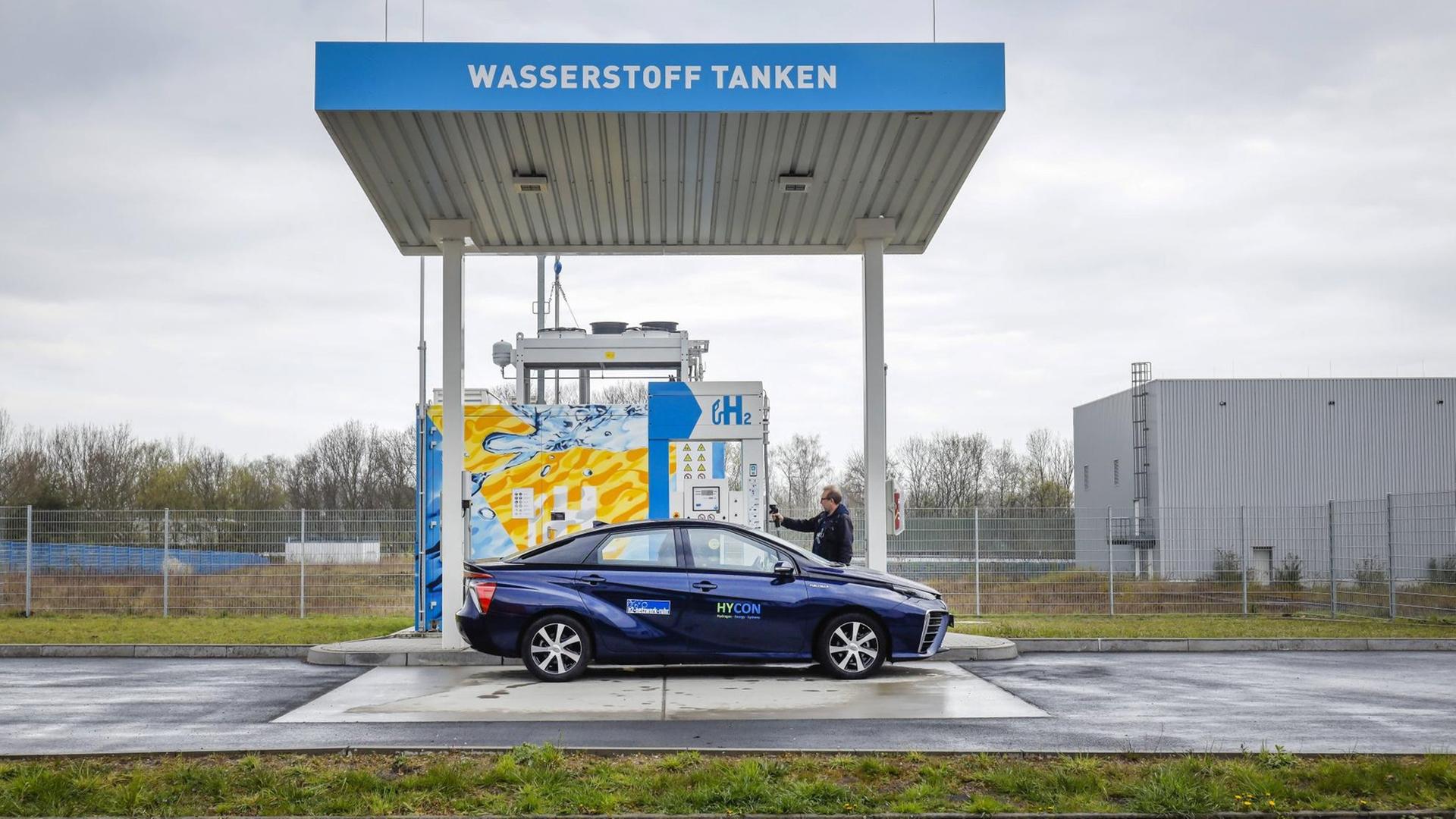 Wasserstoffauto tankt Wasserstoff an einer H2 Wasserstofftankstelle in Herten Wasserstoffauto tankt Wasserstoff an einer H2 Wasserstofftankstelle in Herten