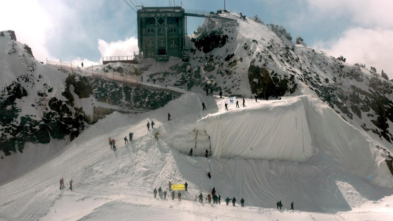 Auf dem Gurschengletscher am Gemsstock in 2961 Meter oberhalb von Andermatt wird am Dienstag (10.05.2005) ein Abdeckvlies über das Eis und den Felsen gelegt, um im Sommer das weitere Abschmelzen des Gletschers zu verhindern. Vorerst wird eine Fläche von 2500 Quadratmetern damit geschützt. Rund 80 Journalisten, Fotografen und Kameraleute aus aller Welt verfolgten diesen Anlass.