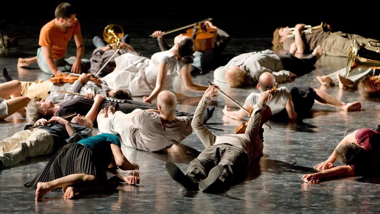 Mitglieder des Ensemble Modern liegen während der Uraufführung von Wolfgang Rihms "Jagden und Formen (Zustand 2008)" beim Festival Frankfurter Positionen 2008 auf der Bühne.