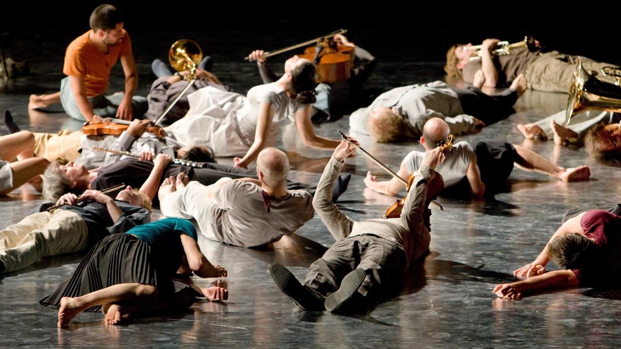 Mitglieder des Ensemble Modern liegen während der Uraufführung von Wolfgang Rihms "Jagden und Formen (Zustand 2008)" beim Festival Frankfurter Positionen 2008 auf der Bühne. Mitglieder des Ensemble Modern liegen während der Uraufführung von Wolfgang Rihms "Jagden und Formen (Zustand 2008)" beim Festival Frankfurter Positionen 2008 auf der Bühne.