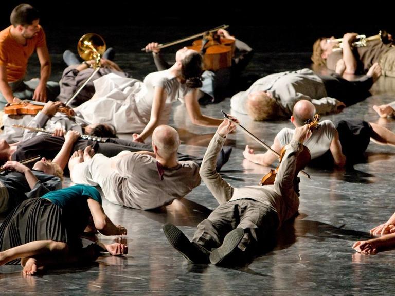 Mitglieder des Ensemble Modern liegen während der Uraufführung von Wolfgang Rihms "Jagden und Formen (Zustand 2008)" beim Festival Frankfurter Positionen 2008 auf der Bühne.