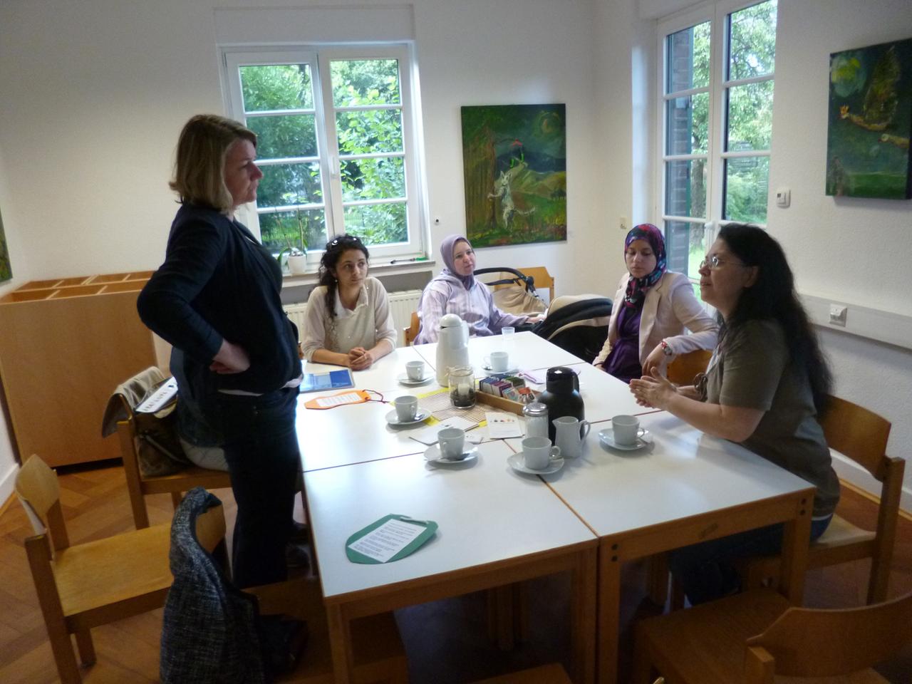 Die Stadtteilmütter der Caritas in Meschenich bei einer Besprechung, Hafize Kus und Anissa Il Jaddaoui mit Kopftuch (von rechts). Die Stadtteilmütter der Caritas in Meschenich bei einer Besprechung, Hafize Kus und Anissa Il Jaddaoui mit Kopftuch (von rechts).