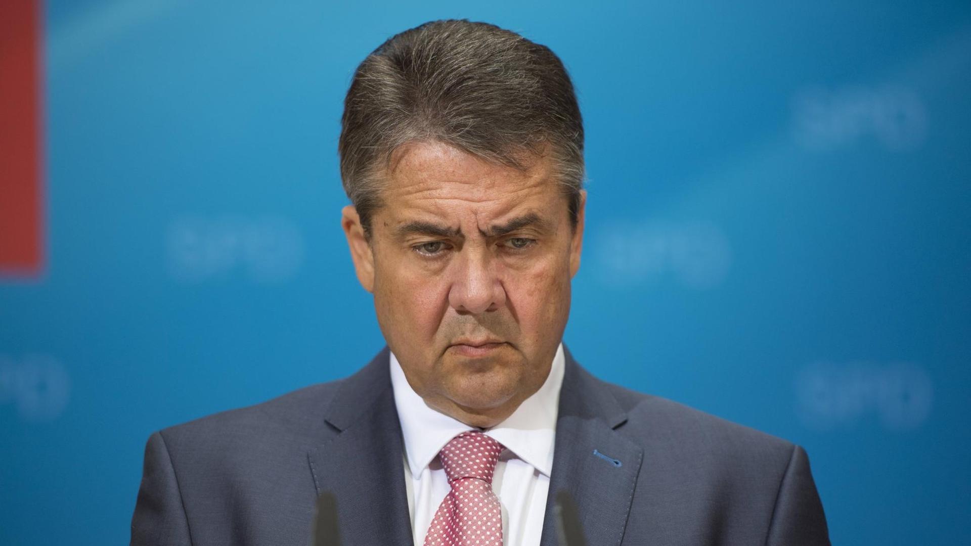 DEU, Deutschland, Germany, Berlin, 06.07.2017: Bundesaussenminister Sigmar Gabriel (SPD) und SPD-Kanzlerkandidat Martin Schulz bei einer Pressekonferenz zu G20 im Willy-Brandt-Haus. DEU Germany Germany Berlin 06 07 2017 German Foreign Minister Sigmar Gabriel SPD and SPD Chancellor candidate Martin Schulz at a Press conference to G20 in Willy Brandt House DEU, Deutschland, Germany, Berlin, 06.07.2017: Bundesaussenminister Sigmar Gabriel (SPD) und SPD-Kanzlerkandidat Martin Schulz bei einer Pressekonferenz zu G20 im Willy-Brandt-Haus. DEU Germany Germany Berlin 06 07 2017 German Foreign Minister Sigmar Gabriel SPD and SPD Chancellor candidate Martin Schulz at a Press conference to G20 in Willy Brandt House