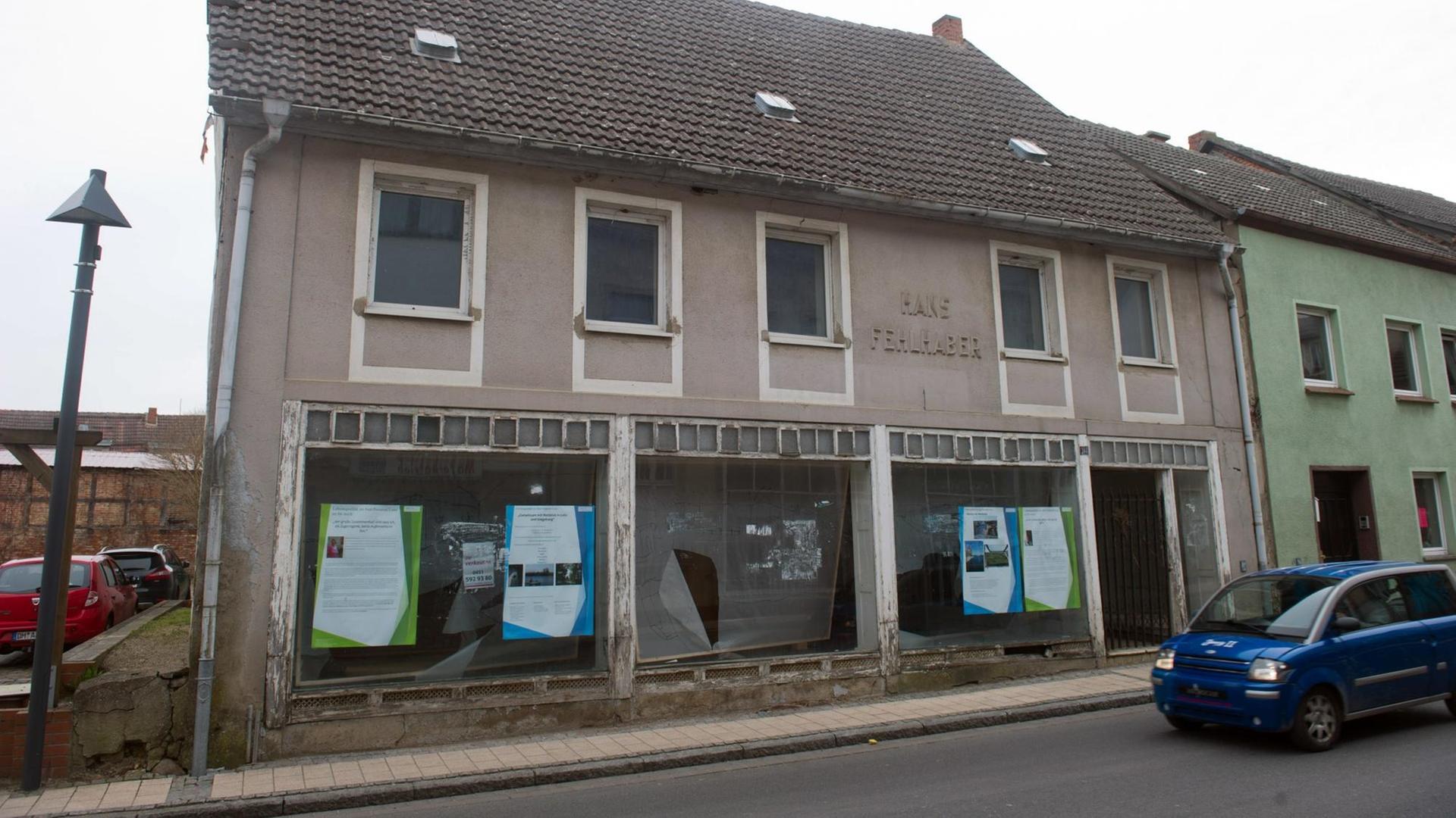 Blick auf ein leerstehendes Haus im Zentrum von Loitz (Mecklenburg-Vorpommern) Blick auf ein leerstehendes Haus im Zentrum von Loitz (Mecklenburg-Vorpommern)
