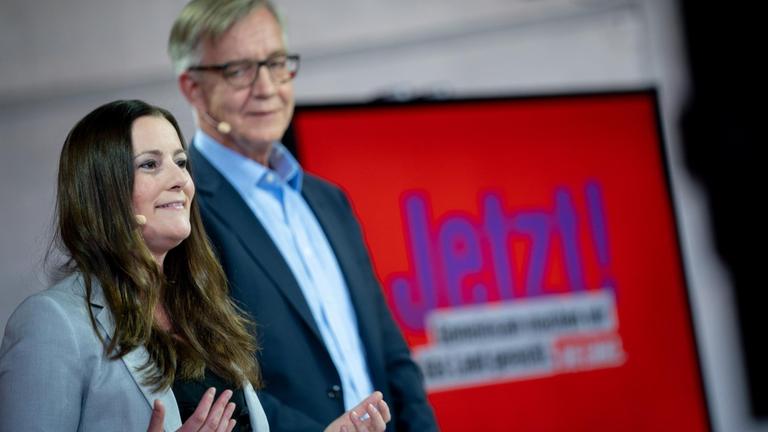 Janine Wissler (l), Parteivorsitzende der Partei Die Linke, und Dietmar Bartsch, Fraktionsvorsitzender der Partei, am 10. Mai 2021 