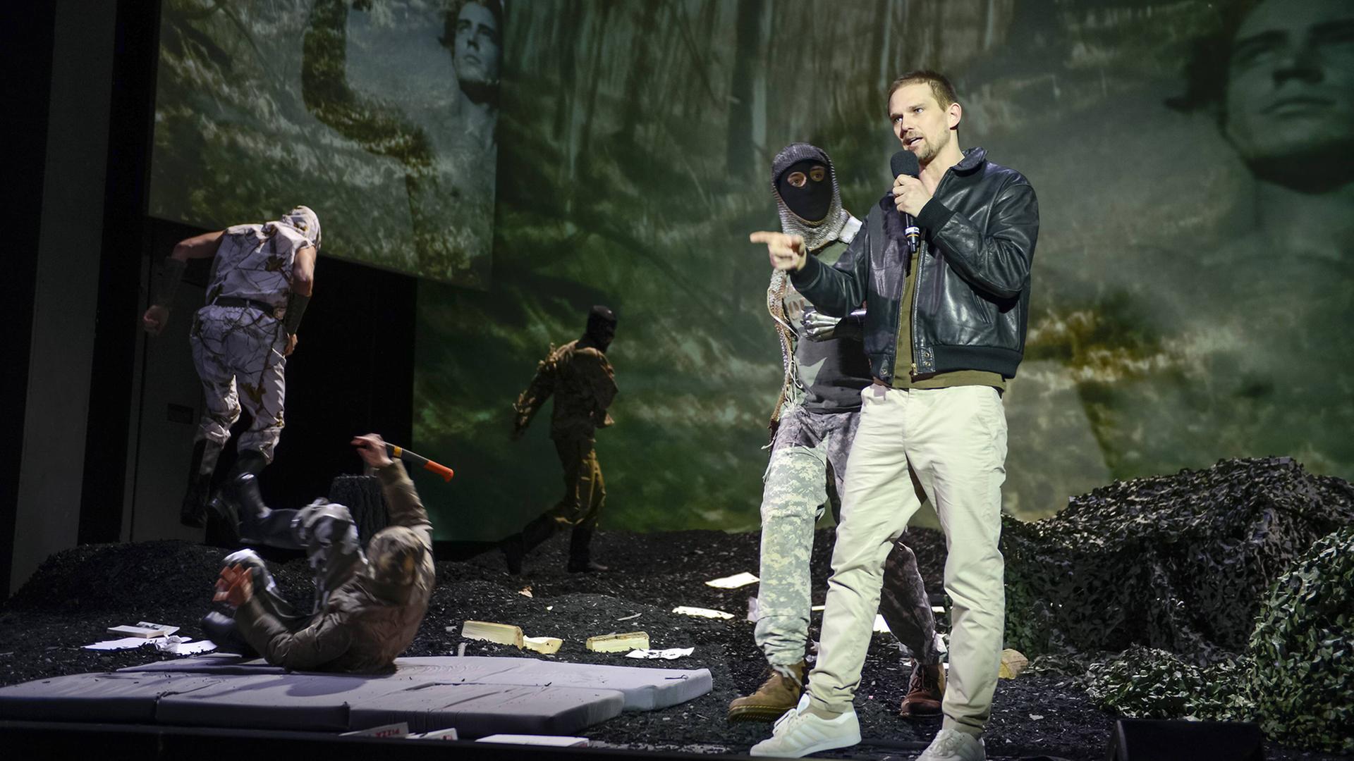Verräter - Die letzten Tage: Ensemble-Szene mit Daniel Lommatzsch (r.) Verräter - Die letzten Tage: Ensemble-Szene mit Daniel Lommatzsch (r.)