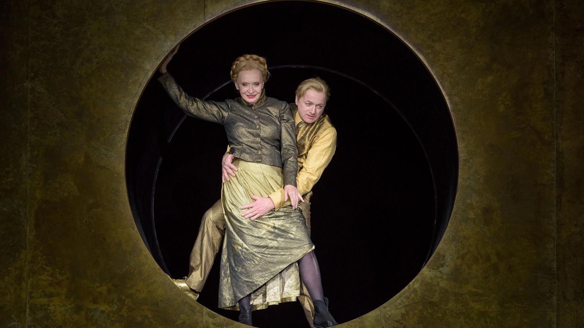 Barbara Petritsch (buhschaft tod), Markus Hering (jedermann) in "jedermann (stirbt)" am Burgtheater Wien Barbara Petritsch (buhschaft tod), Markus Hering (jedermann) in "jedermann (stirbt)" am Burgtheater Wien