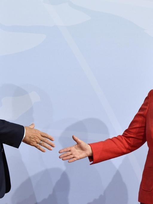 Bundeskanzlerin Angela Merkel begrüßt in Hamburg zum G20-Gipfel den türkischen Präsidenten Recep Tayyip Erdogan.