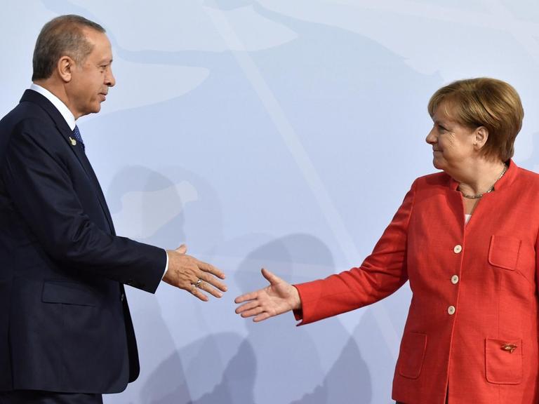 Bundeskanzlerin Angela Merkel begrüßt in Hamburg zum G20-Gipfel den türkischen Präsidenten Recep Tayyip Erdogan.