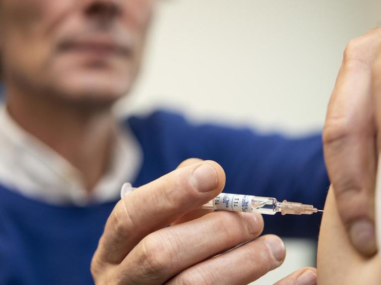 Ein Arzt impft am 13.11.2019 einen Patienten