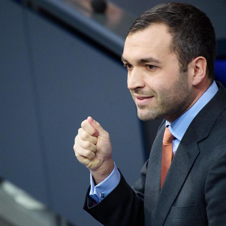 Konstantin Kuhle (FDP), Bundestagsabgeordneter und Beisitzer im Bundesvorstand seiner Partei, spricht während einer Sitzung des Deutschen Bundestages im Plenarsaal des Reichstagsgebäudes.
