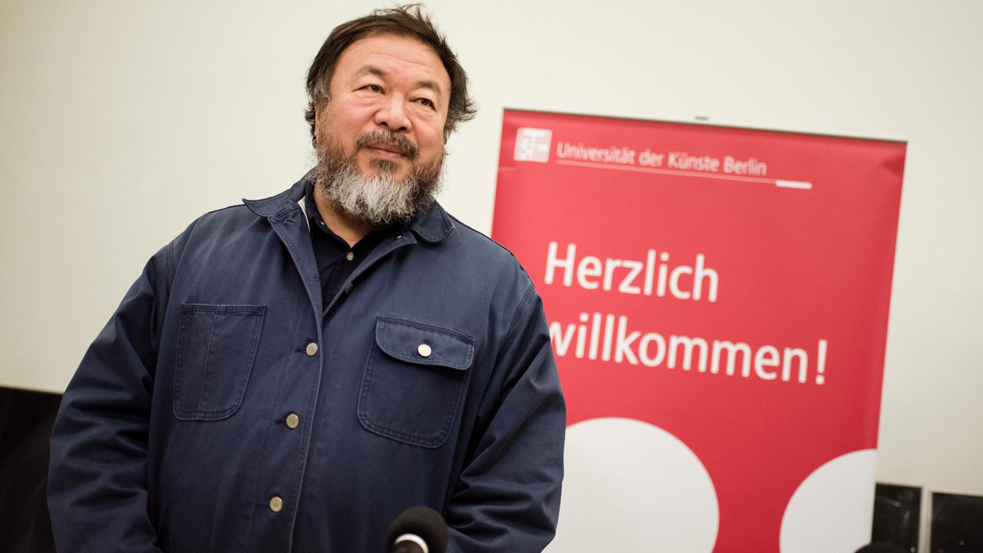 Der chinesische Künstler Ai Weiwei bei einer Pressekonferenz anlässlich seiner Vorstellung als Gastprofessor an der Universität der Künste in Berlin. Der chinesische Künstler Ai Weiwei bei einer Pressekonferenz anlässlich seiner Vorstellung als Gastprofessor an der Universität der Künste in Berlin.