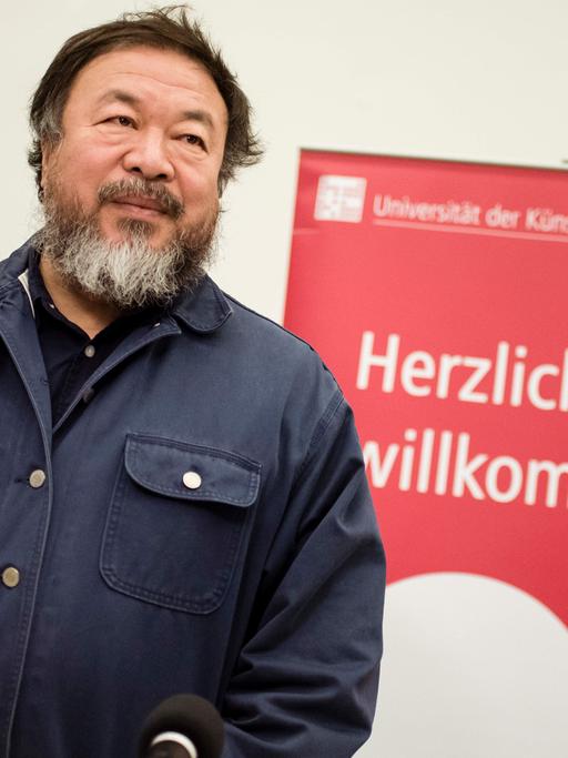 Der chinesische Künstler Ai Weiwei bei einer Pressekonferenz anlässlich seiner Vorstellung als Gastprofessor an der Universität der Künste in Berlin.