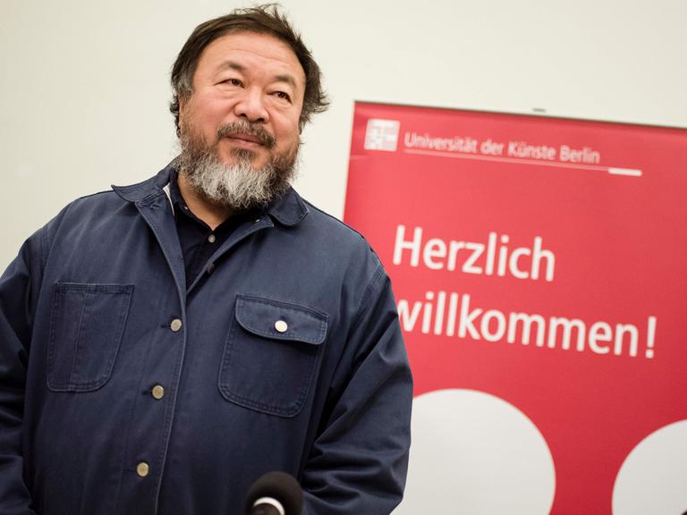 Der chinesische Künstler Ai Weiwei bei einer Pressekonferenz anlässlich seiner Vorstellung als Gastprofessor an der Universität der Künste in Berlin.