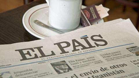 Ein Exemplar der spanischen Tageszeitung "El País" auf dem Tisch in einem Café