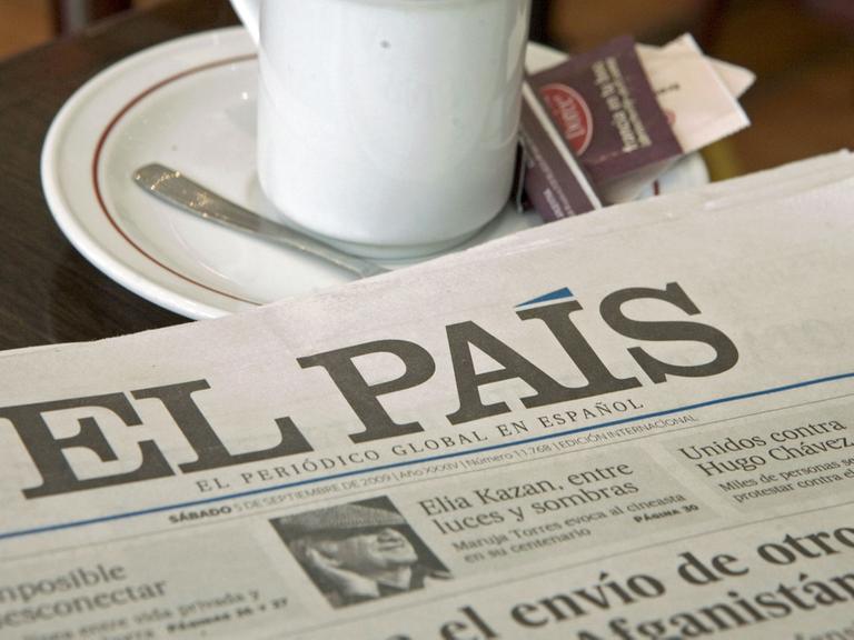 Ein Exemplar der spanischen Tageszeitung "El País" auf dem Tisch in einem Café