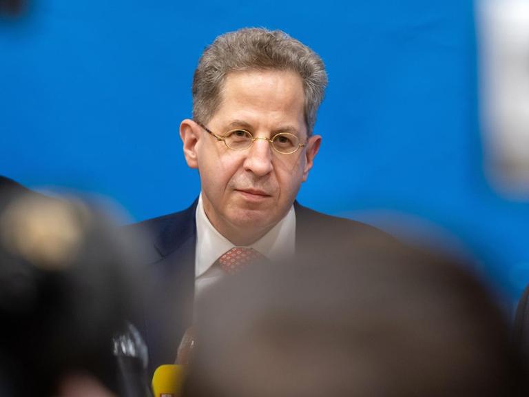 Hans-Georg Maaßen (M, CDU) gewinnt in der Wahlkreisvertreterversammlung der CDU-Kreisverbände in Südthüringen die Abstimmung und gibt anschließend ein Interview