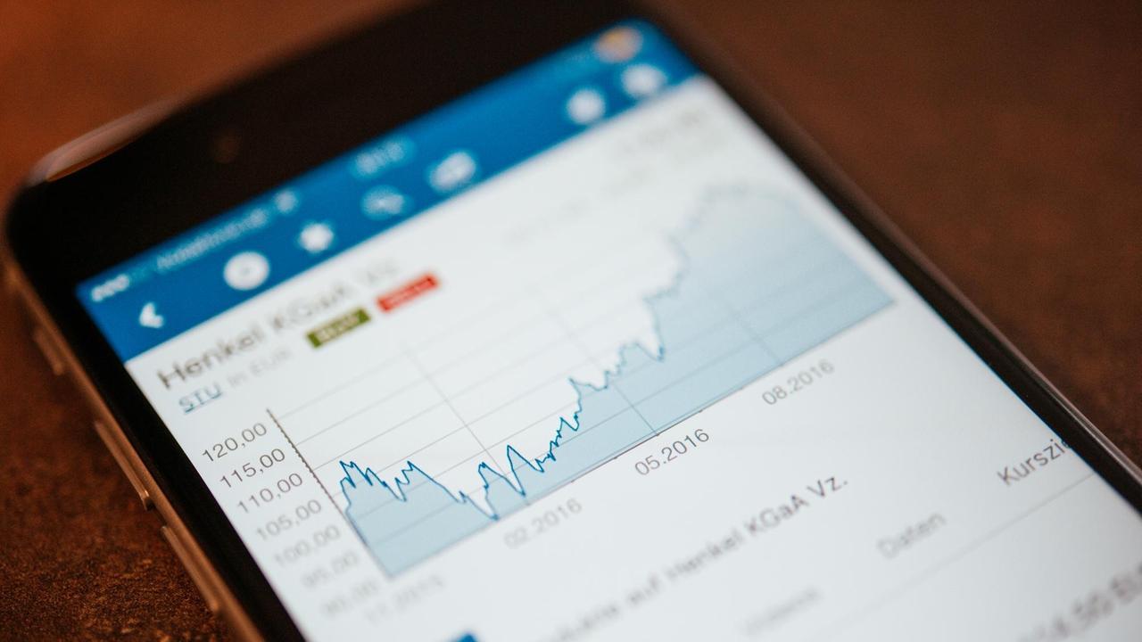 Blick auf das Display eines Smartphones mit einer Börsen-App.
