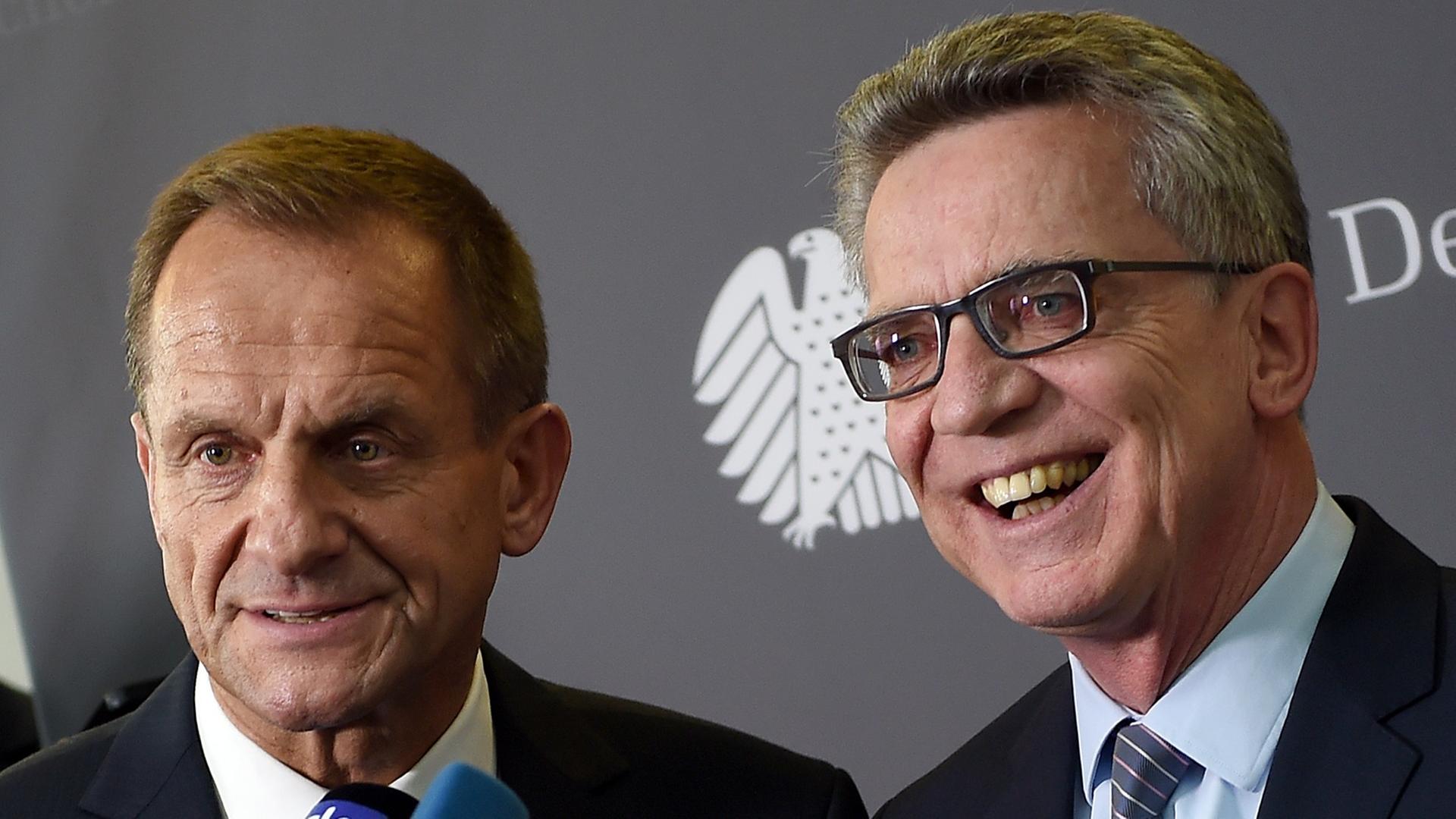 Bundesinnenminister Thomas de Maizière (r) und DOSB-Präsident Alfons Hörmann bei einer Pressekonferenz Bundesinnenminister Thomas de Maizière (r) und DOSB-Präsident Alfons Hörmann bei einer Pressekonferenz